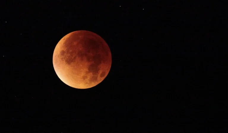 Holi 2026 पर Chandra Grahan का साया, होलिका दहन पर अशुभ संयोग, सावधान रहें ये 3 राशियां!