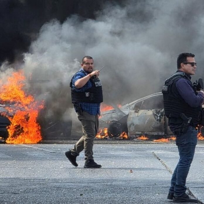 मैक्सिको में सेना ने ड्रग तस्कर को मार गिराया:समर्थक भड़के; एयरपोर्ट में तोड़फोड़ की, सड़क पर सैकड़ो गाड़ियों में आग लगाई