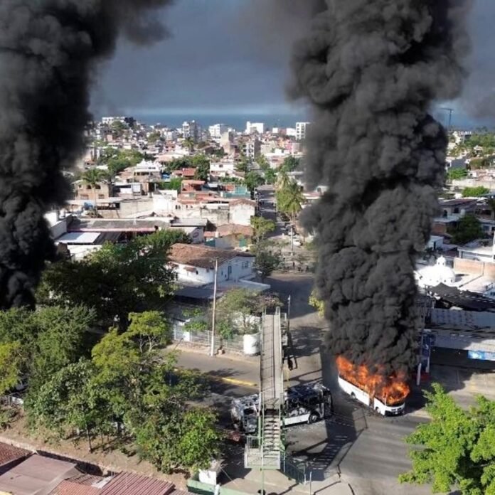 मेक्सिको- गृह युद्ध जैसे हालात, 25 जवानों समेत 32 मौतें:फीफा वर्ल्ड कप सिटी में लॉकडाउन; 20 बैंक फूंके, रॉकेट लॉन्चर और हथियारों का जखीरा जब्त