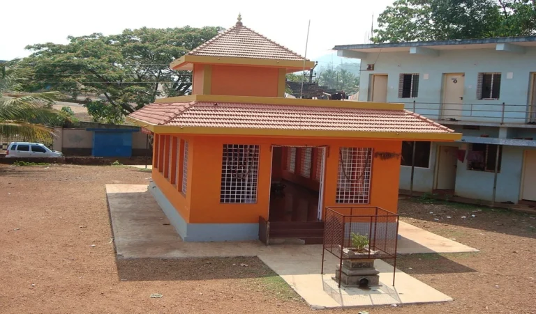 Vastu Tips For Puja Room: गलत Direction में पूजा करने से नहीं मिलता फल, जानें क्या है सही दिशा का Secret