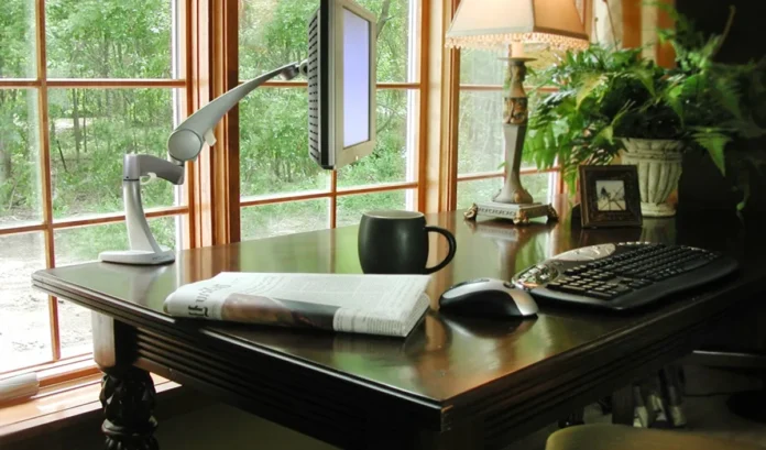 Vastu Tips: Office टेबल पर न करें ये गलतियां, आपकी Career Growth पर लग सकता है ब्रेक