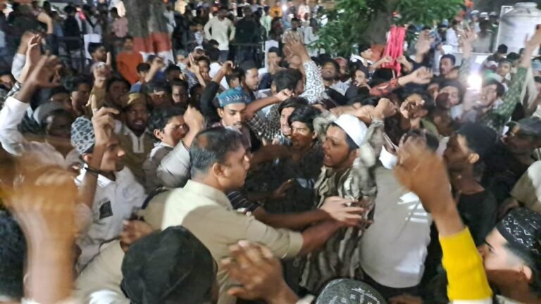 खंडवा में आधी रात को बवाल, आपत्तिजनक पोस्ट पर भड़की भीड़ ने थाने के बाहर किया पथराव, जानिए क्या है मामला