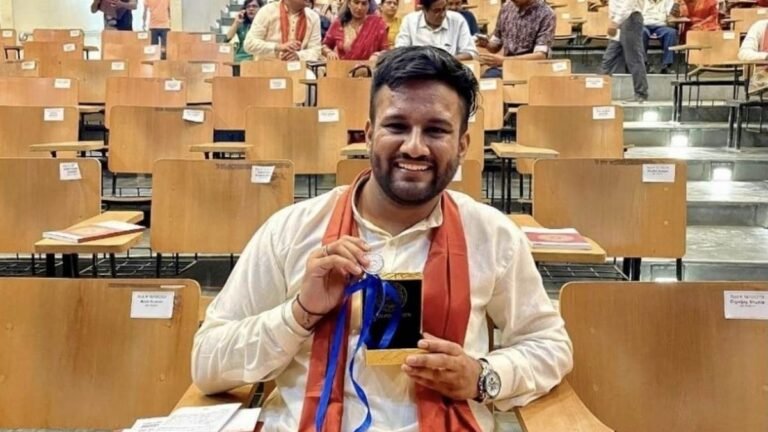 UPSC Result 2025: धार के लाल प्रक्षाल जैन ने UPSC में लहराया परचम, 8वीं रैंक हासिल कर देशभर में किया नाम रोशन