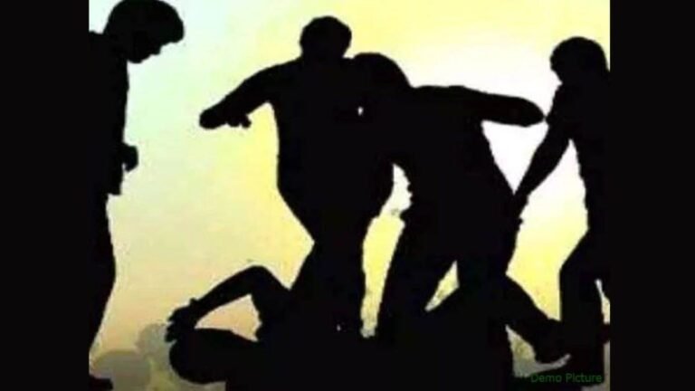 रीवा में सरेराह गुंडागर्दी, बस से खींचकर युवक को बेरहमी से पीटा; मूकदर्शक बनी रही भीड़