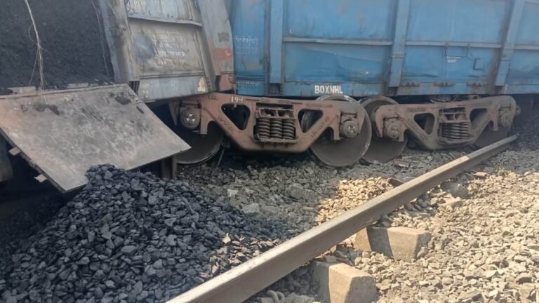 कटनी में कोयले से भरी मालगाड़ी के पांच डिब्बे पटरी से उतरे, बिलासपुर से बीना रेलमार्ग पर कई ट्रेनें थमीं