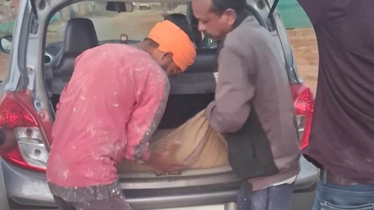 मिड डे मील का चावल गाड़ी की डिक्की में ले जाते पकड़े गए प्रधानपाठक, सूरजपुर की घटना