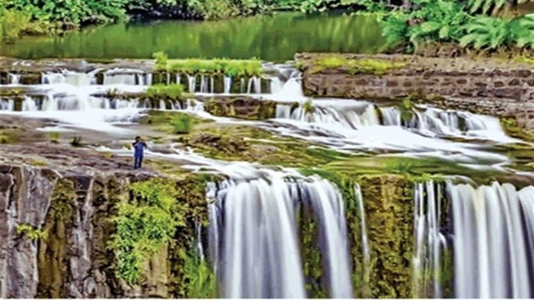 इंदौर के करीब तिंछा फॉल घूमने गए इंदौर के दो युवकों की खाई में गिरने से मौत