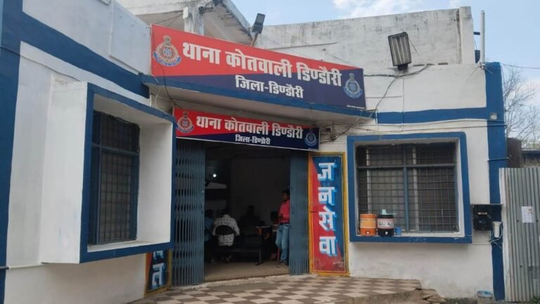 डिंडौरी में महिला स्वास्थ्य कार्यकर्ता से पहले सर्दी-खांसी की दवाई मांगी, फिर करने लगे अभद्रता