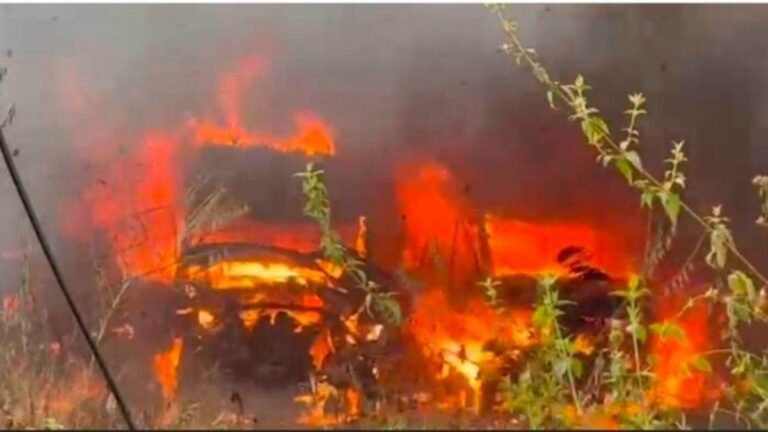 कोरबा में जिला मेडिकल कॉलेज की कबाड़ गाड़ियों में आग लगने से मचा हड़कंप, छह वाहन जलकर खाक