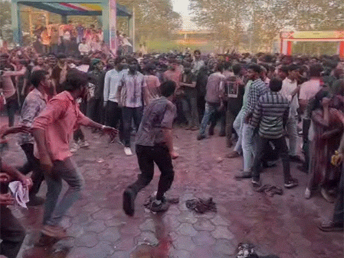 GGU में होली-सेलिब्रेशन में छात्रों के बीच फिर चले लात-घूंसे,VIDEO:एक तरफ DJ पर डांस, दूसरे तरफ जमकर मारपीट, धक्का-मुक्की और कपड़े फाड़ने पर विवाद