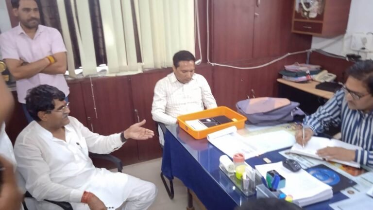 विधायक ने गांव की बिजली चालू करने को कहा, अधिकारी बोले नहीं हो सकती, चाहे तो मुझे हटा दें