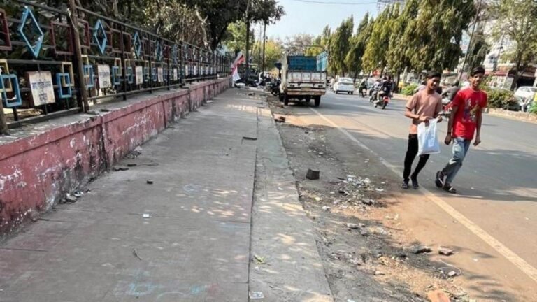 भोपाल में अतिक्रमण पर चला नगर निगम का हंटर, फुटपाथ खाली कराए, करीब 2 ट्रक सामान जब्त
