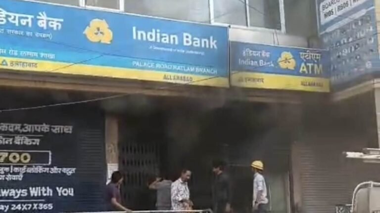 रतलाम में इंडियन बैंक की ब्रांच में लगी आग, कम्प्यूटर-एसी और दस्तावेज भी जले