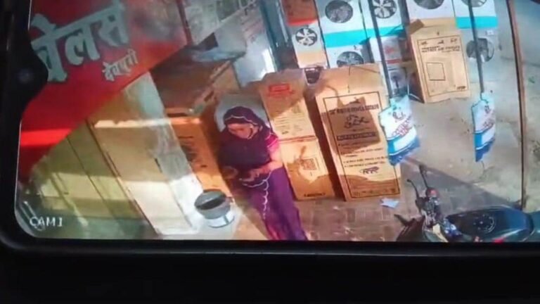 ज्वेलरी ट्राई कर सहेली को बुलाने बाहर निकली… रायपुर में 5 लाख के जेवर पहनकर भागी महिला