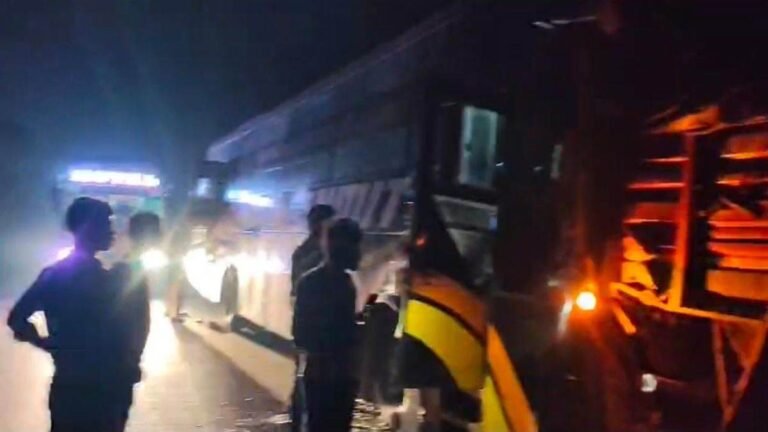 Balod Road Accident: यात्रियों से खचाखच भरी स्लीपर बस लकड़ी से लदे माजदा से भिड़ी, NH-30 पर मची चीख-पुकार