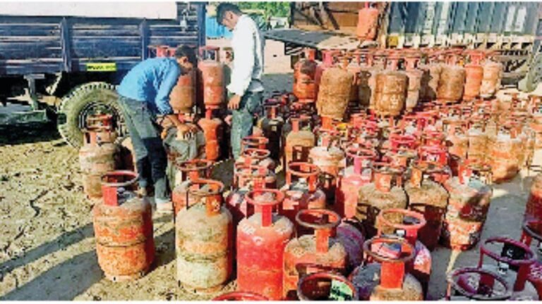 जबलपुर में हॉकर के घर पुलिस की छापेमारी, दस सिलिंडर और 47 गैस बुक मिलीं