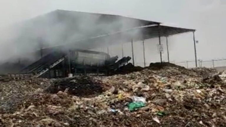 भोपाल के आदमपुर कचरा खंती में भीषण आग, 10 किलोमीटर दूर तक आसमान में छाया काला धुआं