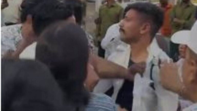 पिकनिक मनाकर लौटे रेलवेकर्मियों का उत्पात, चेकिंग के दौरान सिपाही की फाड़ी वर्दी, लात-जूतों से किया लहूलुहान