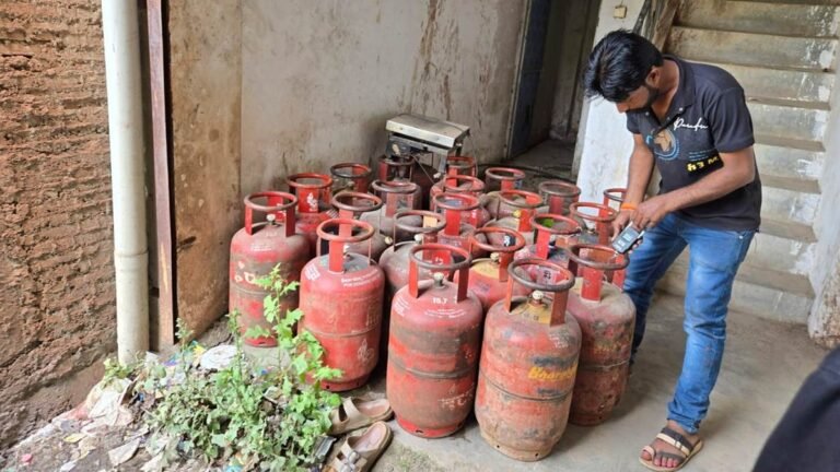 जमा कर रखे थे घरेलू सिलिंडर, महंगे दामों में कर रहा था सप्लाई, कटनी में 22 सिलिंडर जब्त