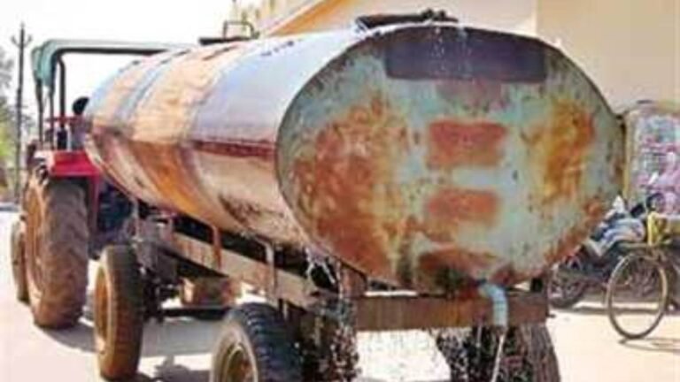 भोपाल में ईदगाह हिल्स फिल्टर प्लांट टूटने से पुराने शहर में लोग परेशान, पानी के लिए टैंकरों पर उमड़ी भीड़