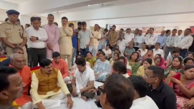 इंदौर में हुए अग्निकांड में पीड़‍ित परिवार से मिलने पहुंचे सीएम डॉ. मोहन यादव, बोले- दुख की घड़ी में हम आपके साथ हैं