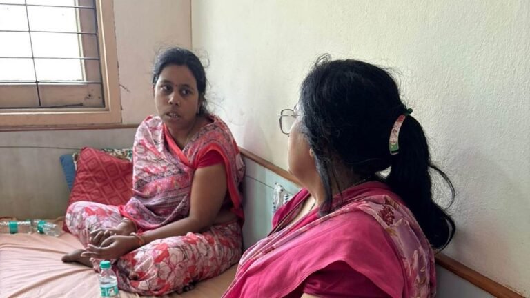 इंदौर अग्निकांड : रोते हुए बोली कार्तिक की मां, बोला था- मैं बड़े पापा को देखकर आऊंगा, वो हमेशा के लिए चला गया