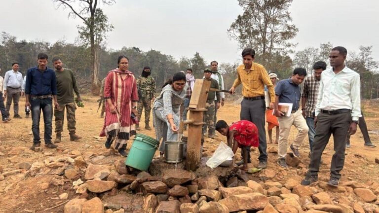 जहां बोलती थीं बंदूकें, वहां बाइक पर पहुंची बस्तर की ‘अफसर बिटिया’, अबूझमाड़ में प्रशासन की वापसी