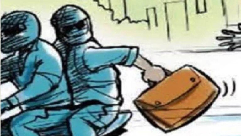 बदमाश ने रात में ड्यूटी पर जा रहे ट्रेन मैनेजर को लूटा, मोबाइल व नगद रकम लेकर हुए फरार