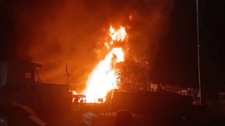 इंदौर के खजूरी बाजार में तीन मंजिला मकान की स्टेशनरी दुकान में तड़के लगी भीषण आग, परिवार को सुरक्षित निकाला