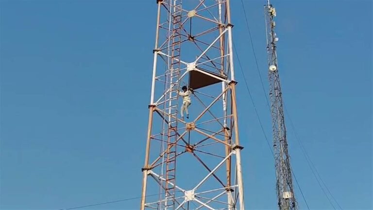 ‘पत्नी को बुलाओ वरना कूद जाऊंगा’ खंडवा में 300 फीट ऊंचे टावर पर चढ़ा पति, हाईवोल्टेज ड्रामा देख पुलिस के छूटे पसीने