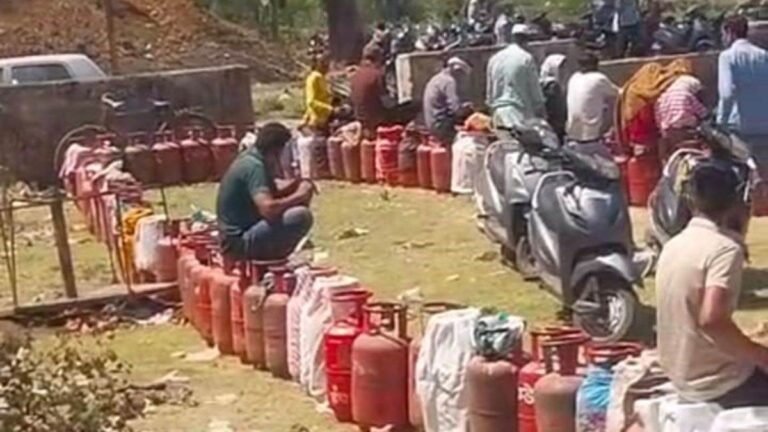 भोपाल में गैस के लिए लगी भीड़… 380 स्टॉक पर करा दी 1600 बुकिंग, सुबह 6 बजे से लगी लंबी कतारें