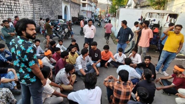 सोशल मीडिया पर आलोचना भरी पोस्ट डाली तो पुलिसवालों ने थाने में लातों और बेल्ट से पीटा, मध्‍य प्रदेश के राघौगढ़ का मामला