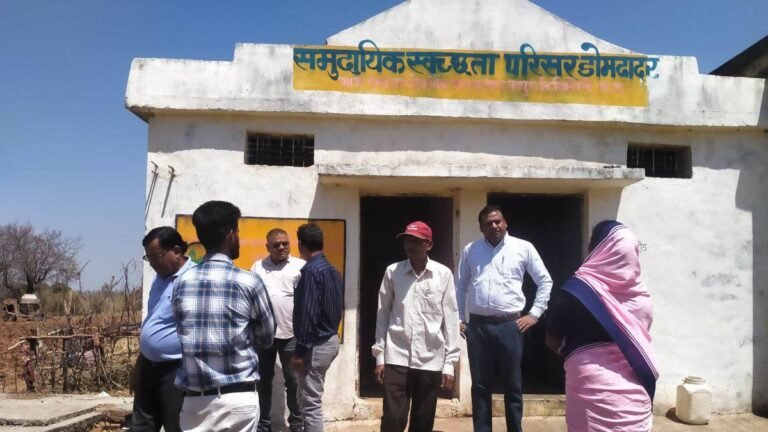 डिंडौरी में  शौचालय में बन रहा था छात्रों का मिड डे मील, शिक्षक और जनशिक्षक निलंबित; तीन को कारण बताओ नोटिस