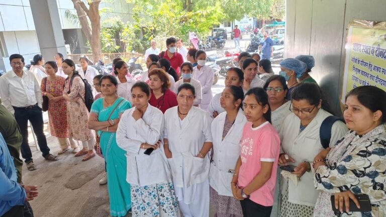 देवास जिला अस्पताल में पत्नी की सोनाग्राफी कराने आए युवक ने डॉक्टरों और स्टाफ से की मारपीट, कर्मचारियों ने किया काम बंद