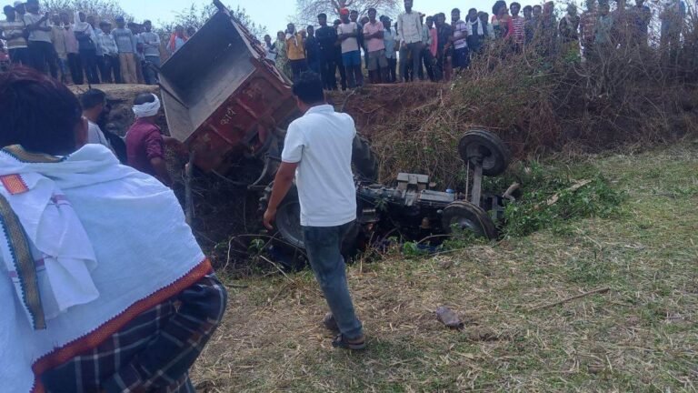 डिंडौरी में अनियंत्रित होकर कुँआनुमा गड्ढे में गिरा ट्रैक्टर, इंजन के नीचे दबने से ग्रामीण की दर्दनाक मौत