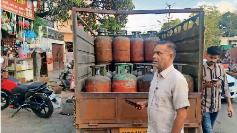 Bhopal में 23 हजार सिलिंडरों की आपूर्ति, फिर भी कतार में 27 हजार उपभोक्ता; व्यवसायियों में कारोबार ठप होने का भय