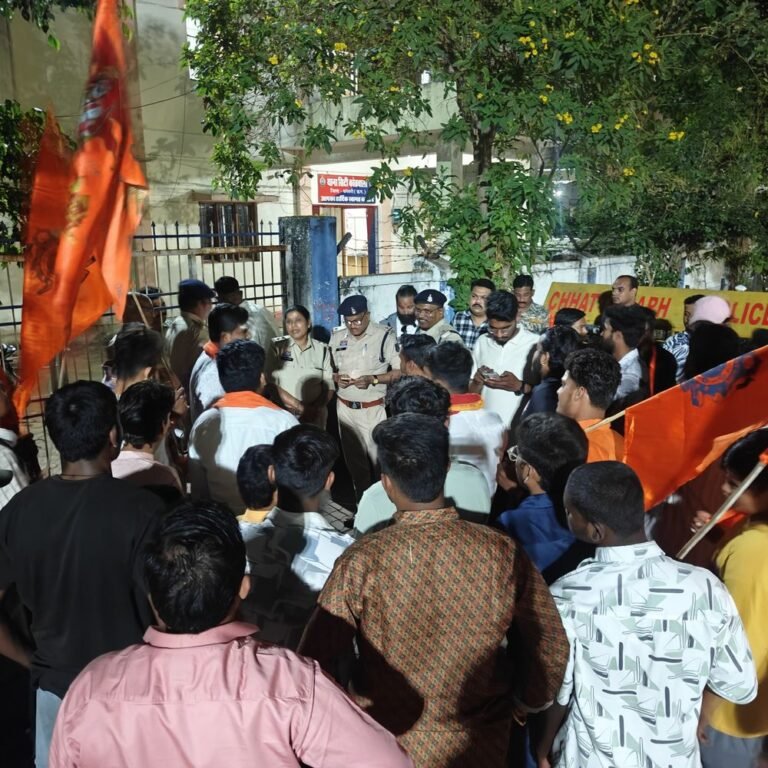 हनुमानजी की मूर्ति से छेड़छाड़, हिंदू संगठनों का प्रदर्शन:धमतरी में आरोपियों की गिरफ्तारी के लिए कोतवाली थाने का घेराव, 3 दिन का अल्टीमेटम