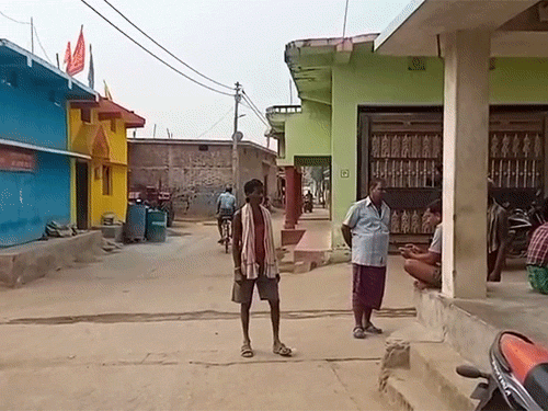 छत्तीसगढ़ के इस गांव में मंगलवार-शनिवार को खेलते हैं होली:त्योहार अन्य दिन पड़ने पर नहीं मनाते, ग्रामीण बोले- अनहोनी होती है,100 साल पुरानी परंपरा