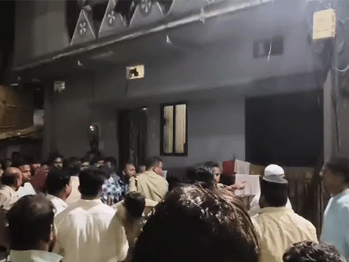 भिलाई में बच्चों के विवाद से दो पक्षों में झड़प...VIDEO:दोनों ओर से पथराव, CSP समेत 5 लोग घायल; लव-अफेयर का एंगल भी आया सामने