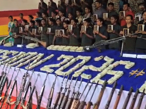 बस्तर में 1KG गोल्ड के साथ 108 नक्सलियों का सरेंडर:3.61 करोड़ कैश और 101 हथियार डाले, रेड-कार्पेट बिछाकर स्वागत; 4 करोड़ के हैं इनामी