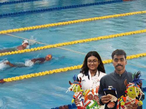 3 महीने की तैयारी, अनुष्का ने 4 सिल्वर जीते:KITG में तैराकी से छत्तीसगढ़ को 10 में 7 मेडल, निखिल-न्यासा ने 3 ब्रॉन्ज दिलाए