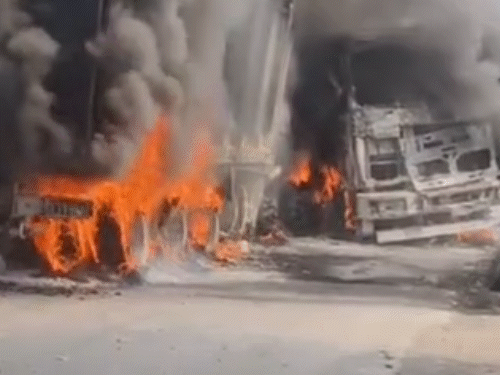 हाईवा-ट्रेलर की टक्कर..2 ड्राइवरों की जिंदा जलकर मौत, VIDEO:रायगढ़ के घरघोड़ा में हादसा, दूर तक दिख रहा धुआं, सड़क पर लगा जाम