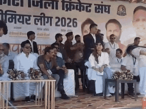 शिल्पा शेट्टी को देखने के लिए पुलिस से भिड़े लोग:स्टेज पर चढ़ने लगे, धक्का-मुक्की हुई; मैच के बीच मैदान में घुसे