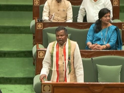 धान खरीदी पर घिरी सरकार, सदन में हंगामा:भूपेश बोले- किसानों से धोखाधड़ी हुई, मंत्री के जवाब से असंतुष्ट विपक्ष ने किया वॉकआउट