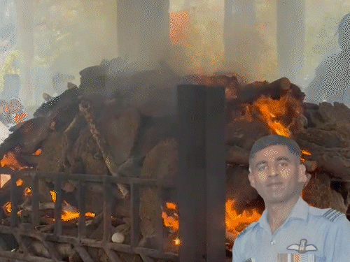 रायपुर में विंग कमांडर विपुल को बेटे ने दी मुखाग्नि:सम्मान में हवाई फायरिंग की गई; परिजन बोले-पत्नी की प्रताड़ना से तंग आकर सुसाइड किया