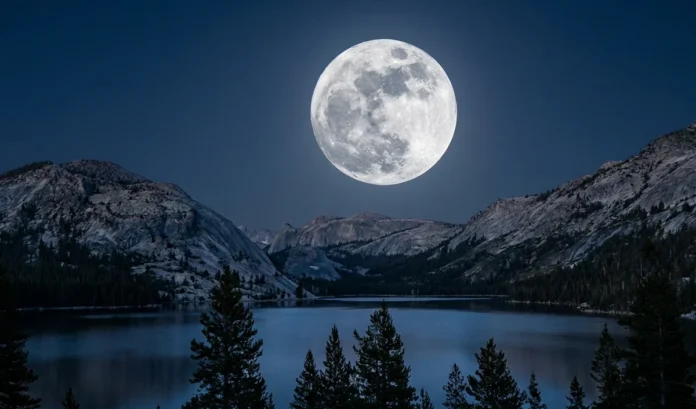 Falgun Purnima पर चंद्र ग्रहण का महासंयोग, धन-दौलत के लिए राशि अनुसार करें ये Special दान