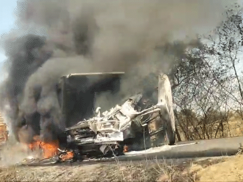 ट्रक-ट्रेलर की टक्कर…ड्राइवर की जिंदा जलकर मौत,VIDEO:केबिन में फंसा, निकल नहीं पाया, शीशा तोड़कर एक की बचाई गई जान, बलरामपुर में हादसा