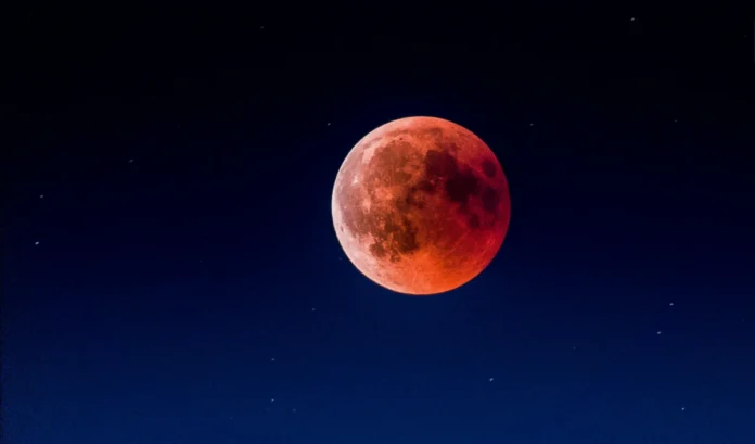 Chandra Grahan 2026: 3 घंटे का ग्रहण 6 राशियों के लिए 'घातक', जानें किन राशियों पर पड़ेगा बुरा असर