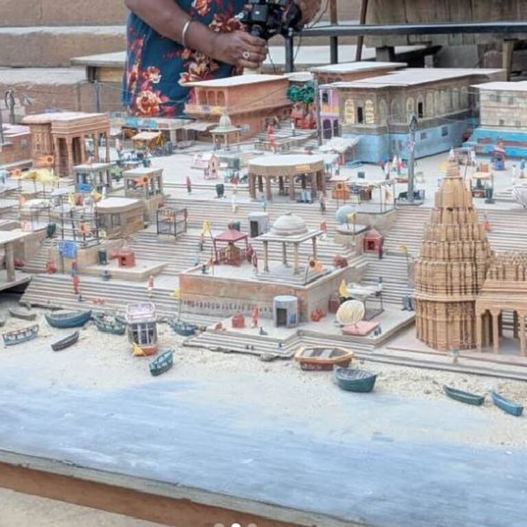 ‘वाराणसी’ के लिए राजामौली ने रची विशाल सिनेमाई दुनिया:रत्नेश्वर मंदिर से घाटों तक 6 एकड़ में बना ‘काशी’, बारीक डिटेलिंग के साथ बनवाए सेट