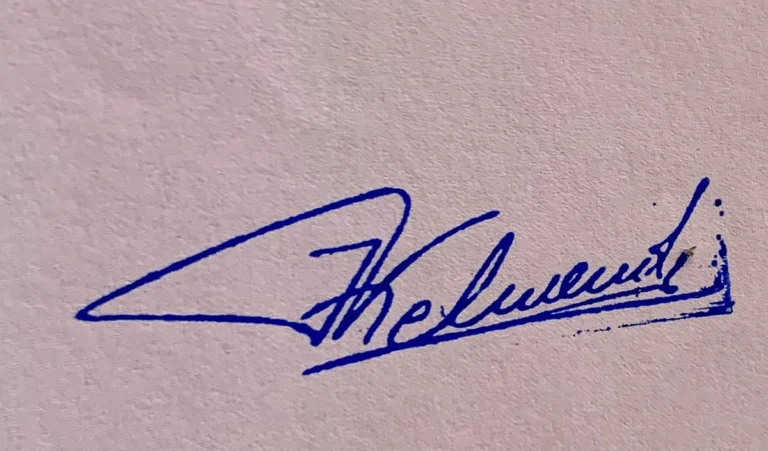 Signature Astrology: किस्मत के ताले खोलेगा आपका Signature, बस First Letter पर दें ध्यान, जानें Expert की Advice